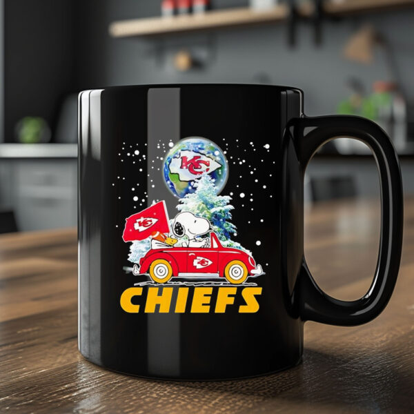 Snoopy driving car snow Kansas City Chiefs Mug 20242