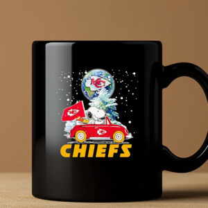 Snoopy driving car snow Kansas City Chiefs Mug 20243