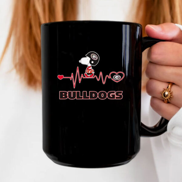 Snoopy walking on heartbeat Georgia Bulldogs Mug