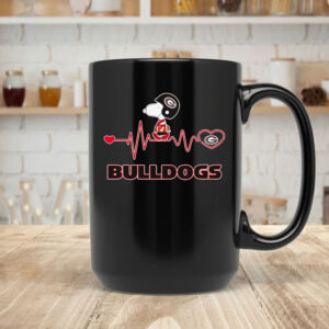 Snoopy walking on heartbeat Georgia Bulldogs Mug