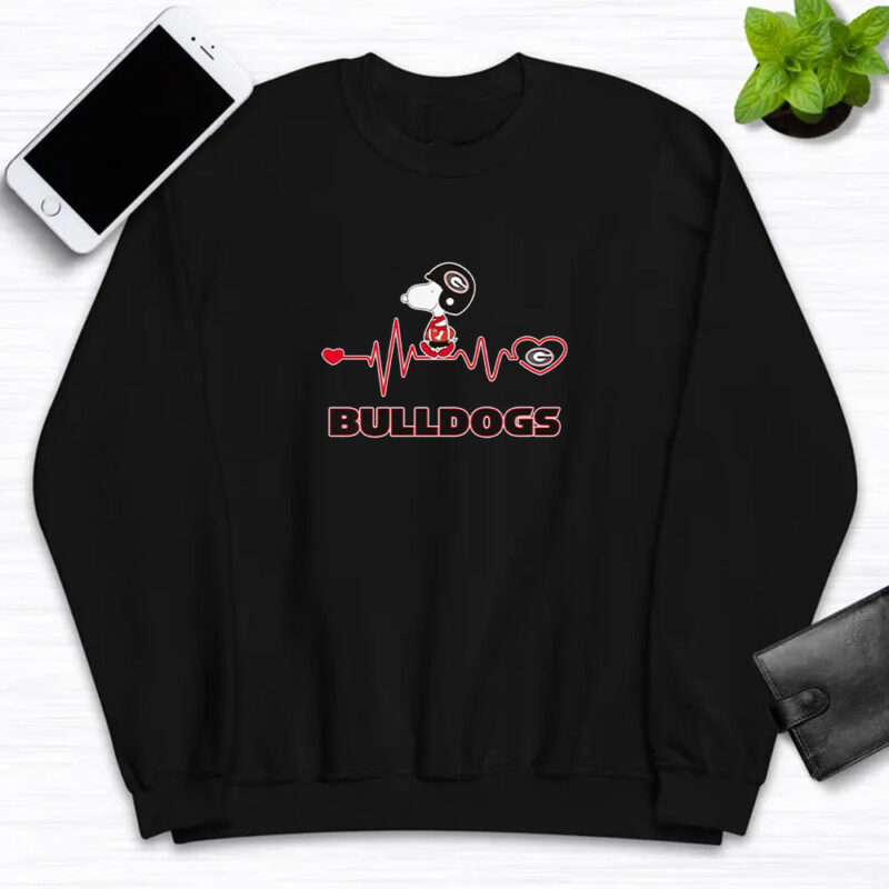 Snoopy walking on heartbeat Georgia Bulldogs T-shirt