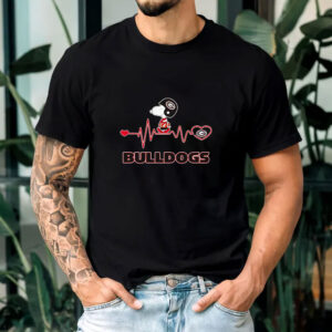 Snoopy walking on heartbeat Georgia Bulldogs T-shirt