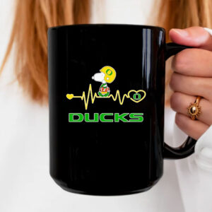 Snoopy walking on heartbeat Oregon Ducks Mug