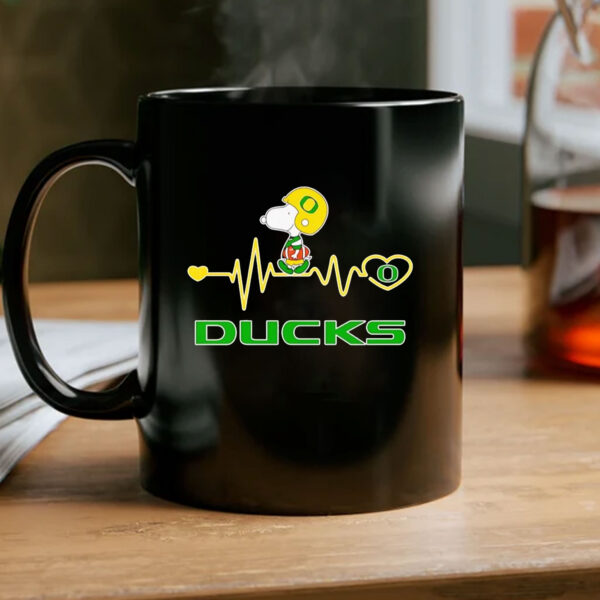 Snoopy walking on heartbeat Oregon Ducks Mug