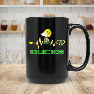 Snoopy walking on heartbeat Oregon Ducks Mug