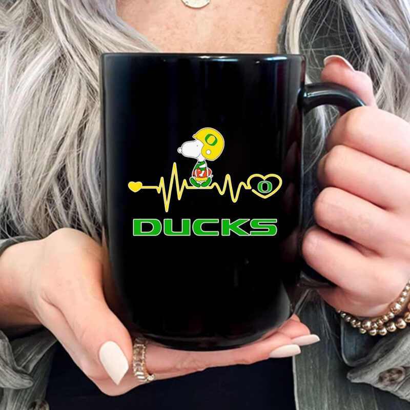 Snoopy walking on heartbeat Oregon Ducks Mug