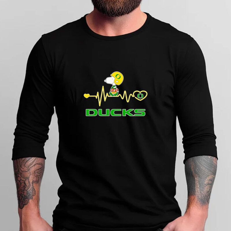 Snoopy walking on heartbeat Oregon Ducks T-shirt