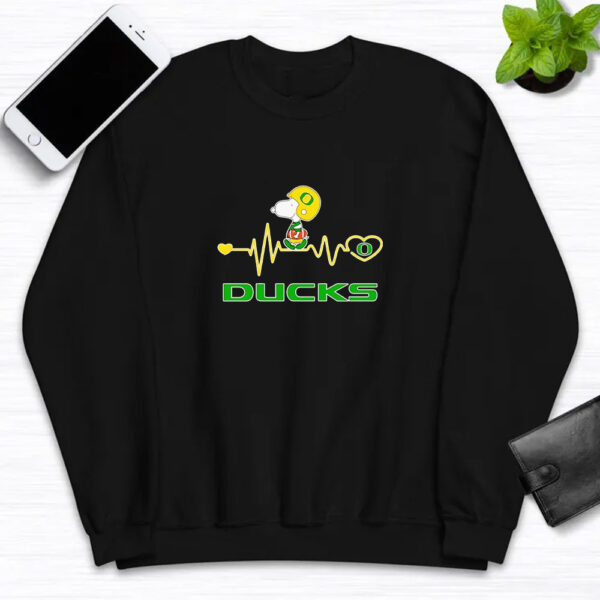 Snoopy walking on heartbeat Oregon Ducks T-shirt