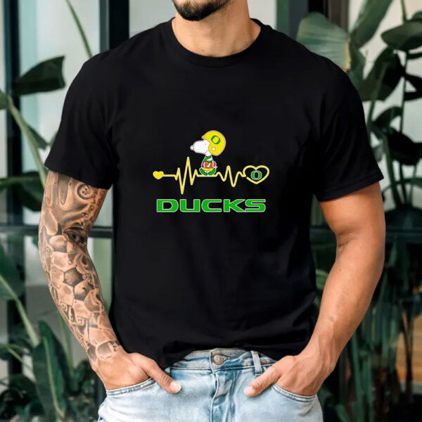 Snoopy walking on heartbeat Oregon Ducks T-shirt