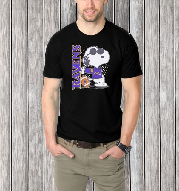 Snoopy Baltimore Ravens standing T-shirt