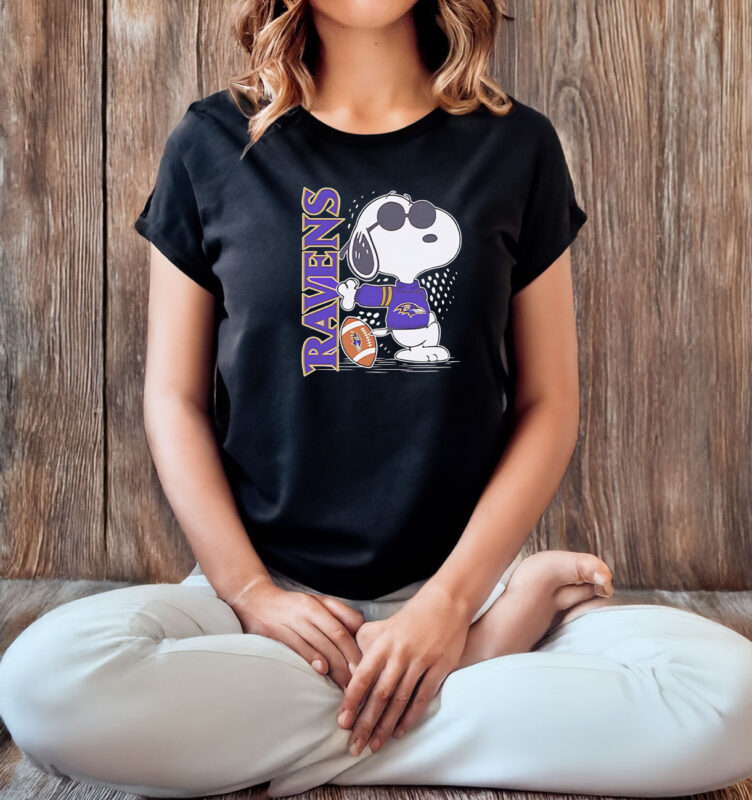 Snoopy Baltimore Ravens standing T-shirt