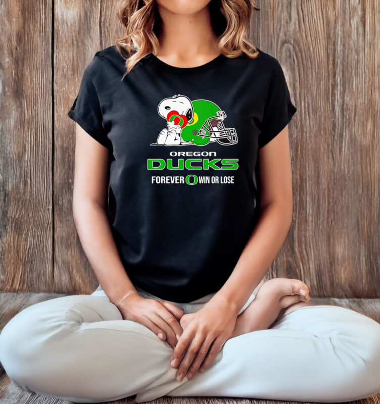 Snoopy hug Oregon Ducks forever win or lose T-shirt